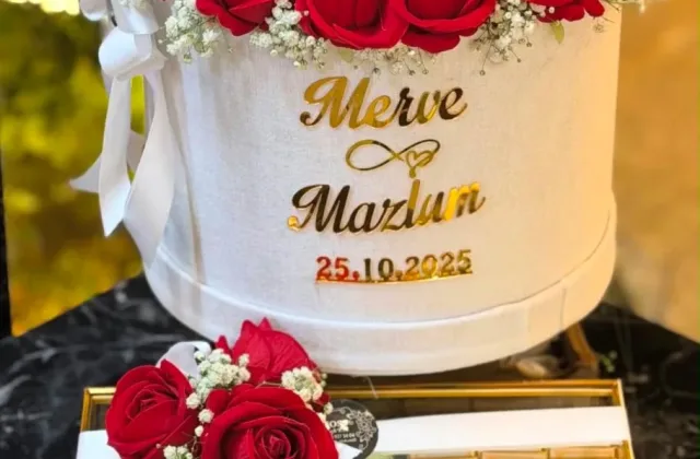 Kutuda Yapay Gül & Çikolata Özel Hediye Seti