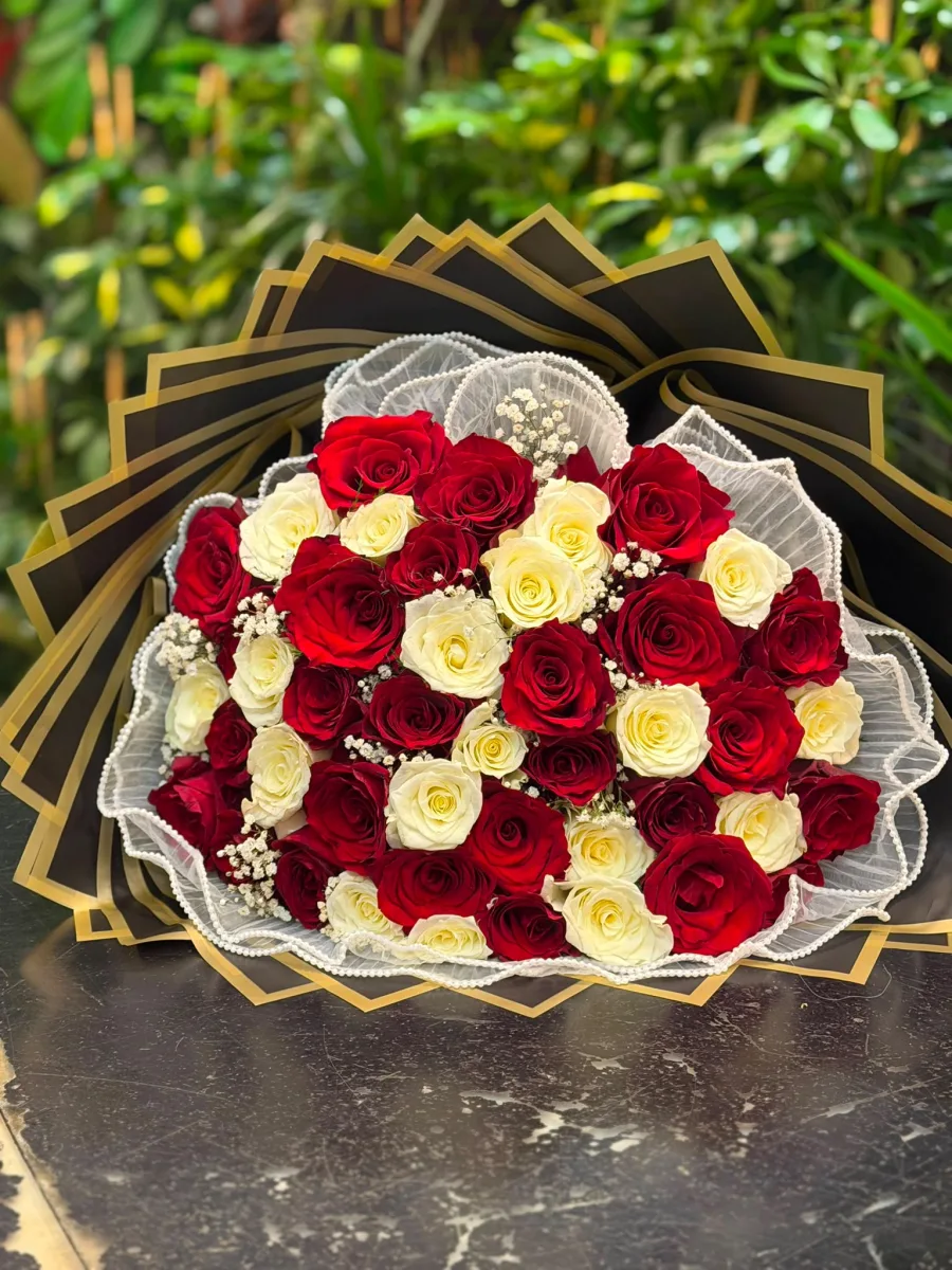 50'li Kırmızı & Beyaz Gül Buketi